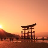 厳島神社の大鳥居と夕日（広島県）