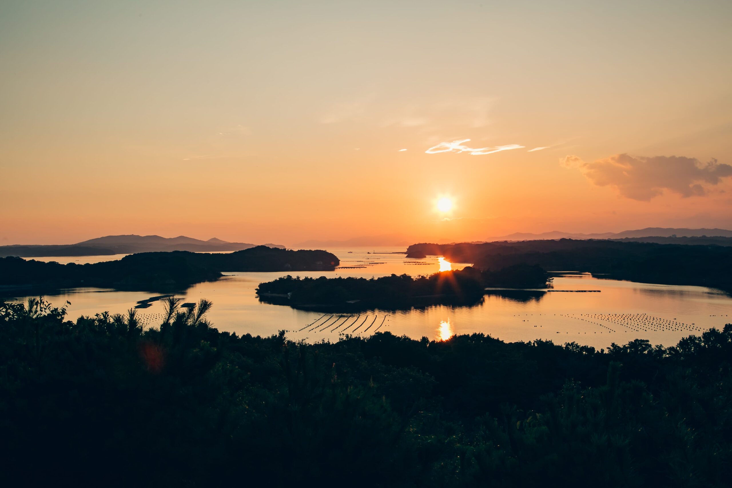 馬と古城夕陽が沈む雰囲気が出た作品です。 ともやま公園の桐垣展望台から英虞湾に沈む夕日を撮影してきた