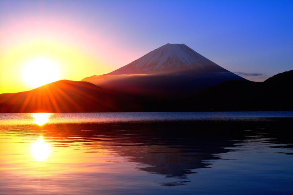 本栖湖からの日の出の太陽と逆さ富士山（山梨県）
